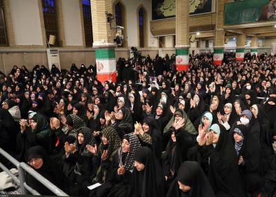 تصاویر دیدار جمعی از رأی اولی‌ها و خانواده‌های شهدا با رهبر انقلاب