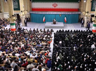 تصاویر دیدار جمعی از رأی اولی‌ها و خانواده‌های شهدا با رهبر انقلاب