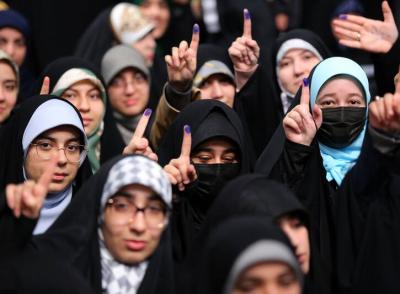 تصاویر دیدار جمعی از رأی اولی‌ها و خانواده‌های شهدا با رهبر انقلاب