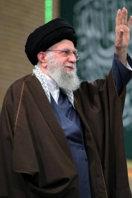 تصاویر دیدار جمعی از رأی اولی‌ها و خانواده‌های شهدا با رهبر انقلاب