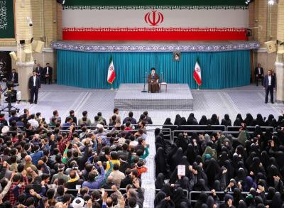تصاویر دیدار جمعی از رأی اولی‌ها و خانواده‌های شهدا با رهبر انقلاب