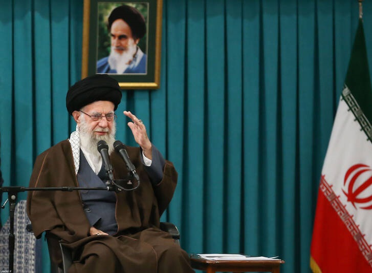 تصاویر دیدار جمعی از رأی اولی‌ها و خانواده‌های شهدا با رهبر انقلاب