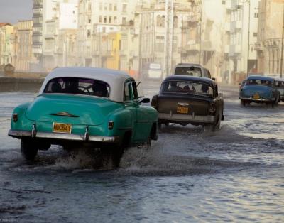 خودرو‌های کلاسیک رنگارنگ در خیابان‌های هاوانا 