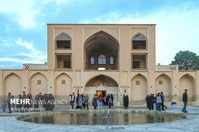 احیای سنت گلاب گیری در باغ دولت‌آباد یزد