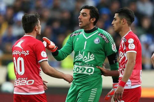 درگیری دو بازیکن پرسپولیس در دربی83/جروبحث دو بازیکن پرسپولیس سر یک موقعیت