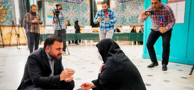 فیلم/چرا وزیر ارتباطات روی زمین نشست؟