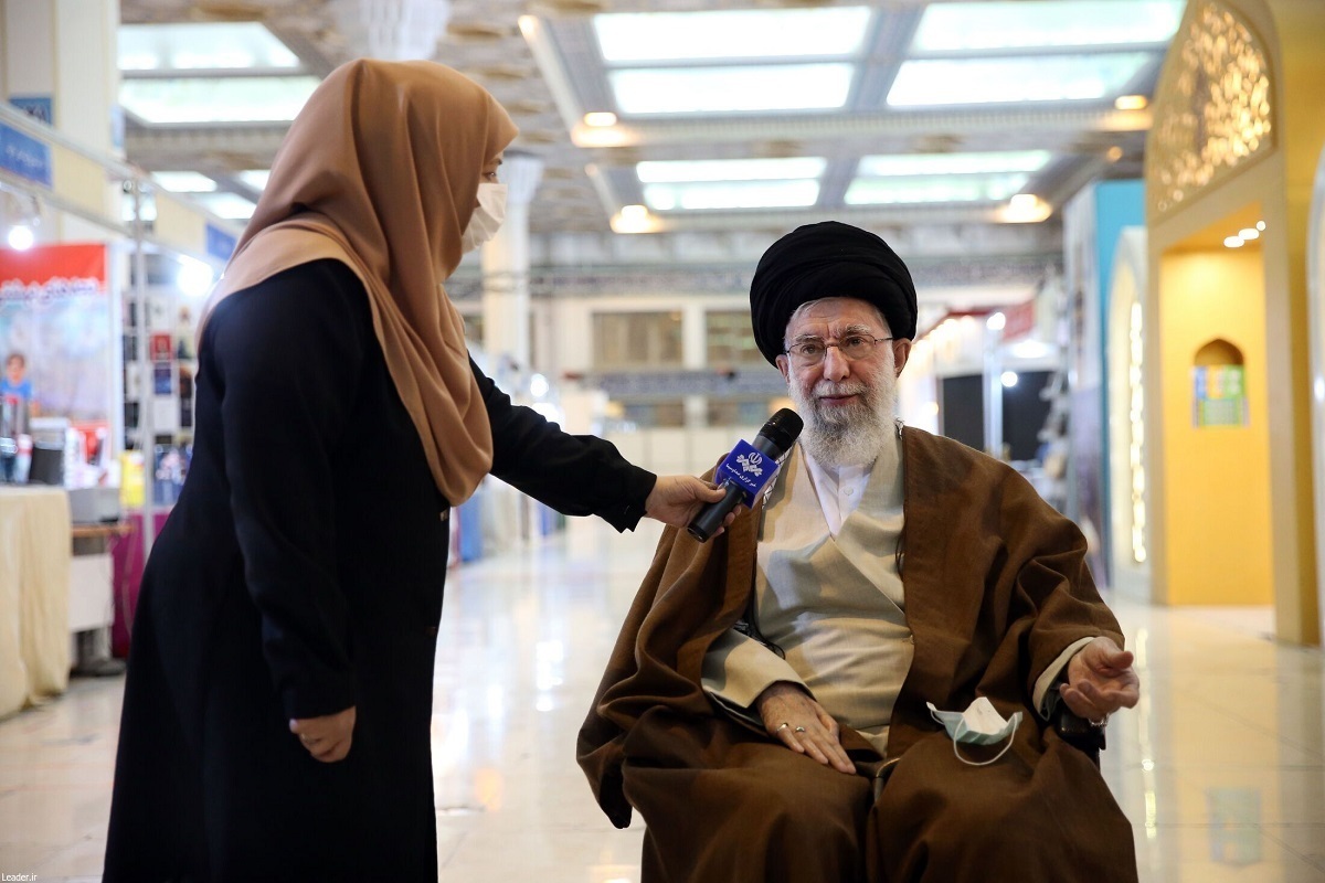 فیلم کامل گفتگوی خبرنگار صداوسیما با رهبر انقلاب در نمایشگاه کتاب