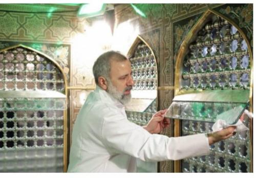مدال خادمی بر هیبت ملکوتی خادم الرضا + فیلم