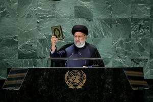  وداع آیت‌الله علم‌الهدی با پیکر شهید رئیسی در تبریز