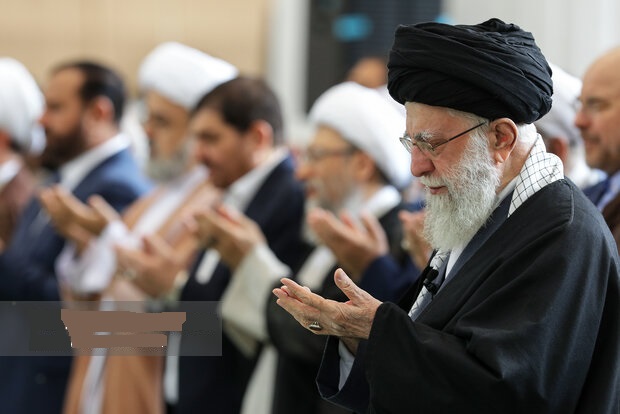 اقامه نماز رهبر انقلاب بر پیکر رئیس‌جمهور و همراهان