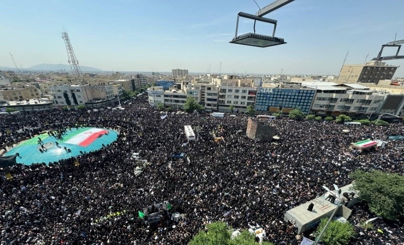 لحظه به لحظه با تشییع رئیس جمهور و شهدای خدمت در تهران/ نماز رهبر انقلاب با حضور جمعیت میلیونی اقامه شد +عکس و فیلم
