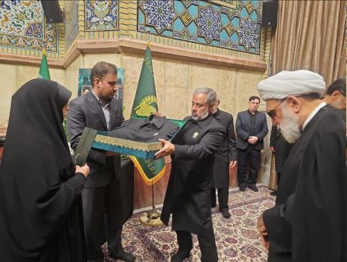 اعطای نشان و لباس خادمی آستان قدس رضوی به خانواده شهید امیرعبداللهیان