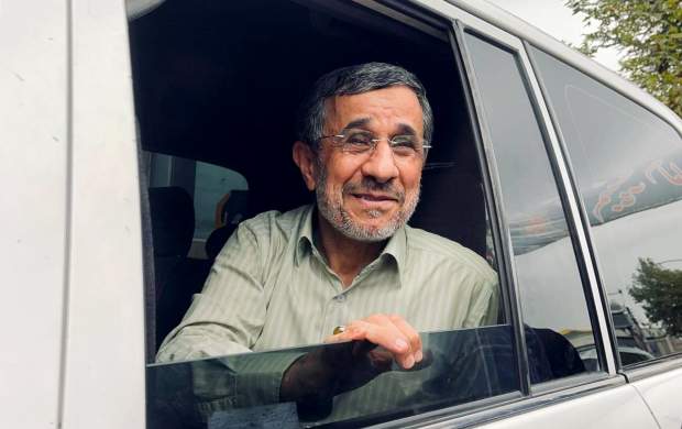 احمدی‌نژاد از زمین خوردن نجات پیدا کرد!