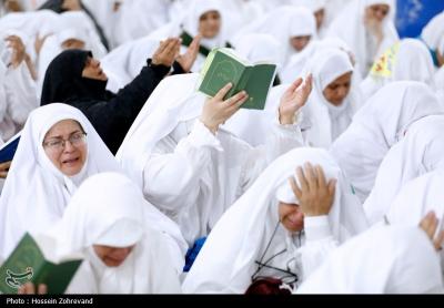 دعای روح بخش عرفه در چادر بعثه مقام معظم رهبری