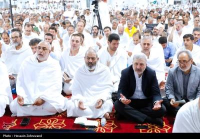 دعای روح بخش عرفه در چادر بعثه مقام معظم رهبری