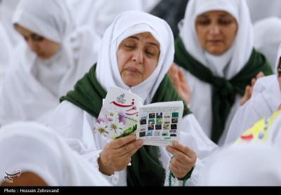 دعای روح بخش عرفه در چادر بعثه مقام معظم رهبری