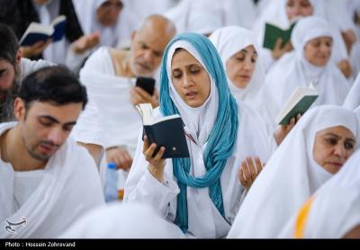 دعای روح بخش عرفه در چادر بعثه مقام معظم رهبری