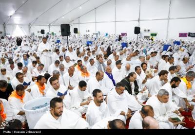 دعای روح بخش عرفه در چادر بعثه مقام معظم رهبری
