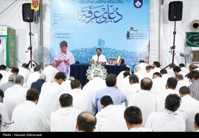 دعای روح بخش عرفه در چادر بعثه مقام معظم رهبری