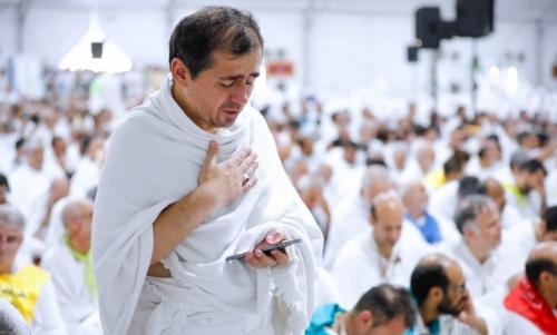 دعای روح بخش عرفه در چادر بعثه مقام معظم رهبری