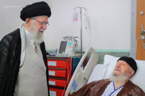 عیادت رهبر معظم انقلاب از حضرت آیت‌الله مکارم شیرازی
