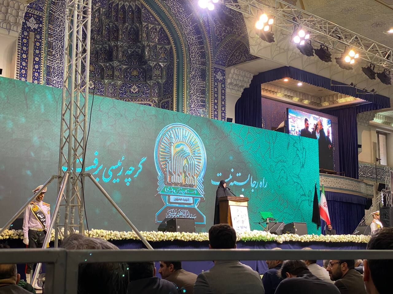 نسل نو را مطابق با تعالیم اسلام تربیت کنیم
