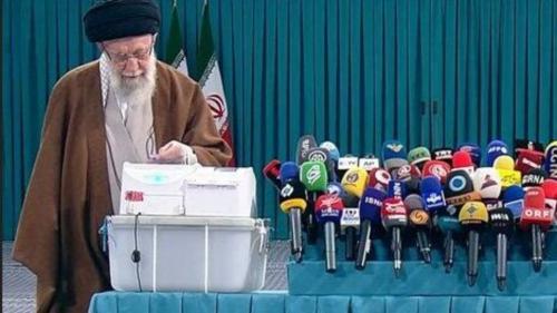 قوام  جمهوری اسلامی به حضور مردم است