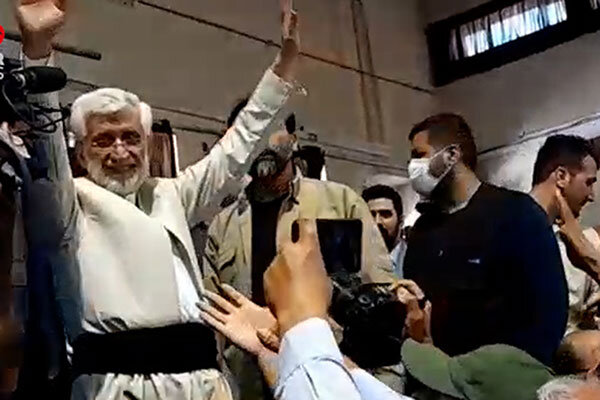 ورود جلیلی به جمع مردم سنندج با لباس کردی