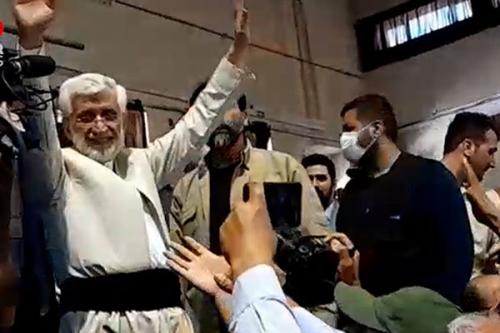 ورود جلیلی به جمع مردم سنندج با لباس کردی