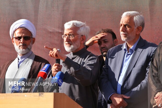 بوجود آوردن تردید بین مردم از تزویرهای دشمن است