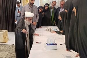  آیت‌الله جنتی رای خود را به صندوق انداخت