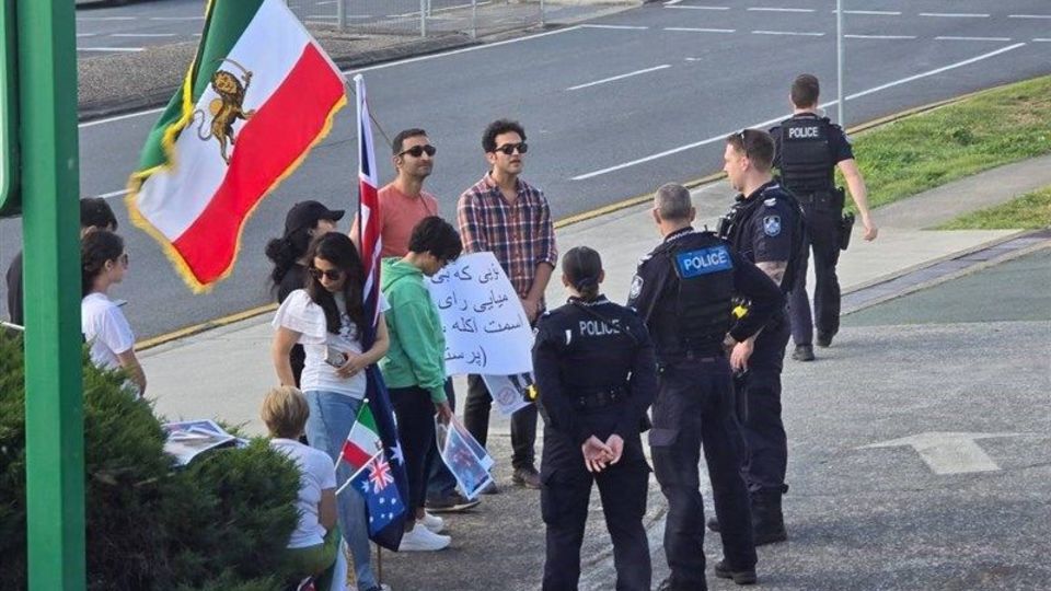 واکنش دیدنی یکی از هموطنان رای‌دهنده در آلمان به فحاشی هتاکان ضد انقلاب
