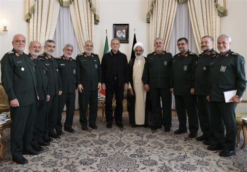  دیدار فرماندهان سپاه با پزشکیان/ پرچم حرم حسینی هدیه داده شد 