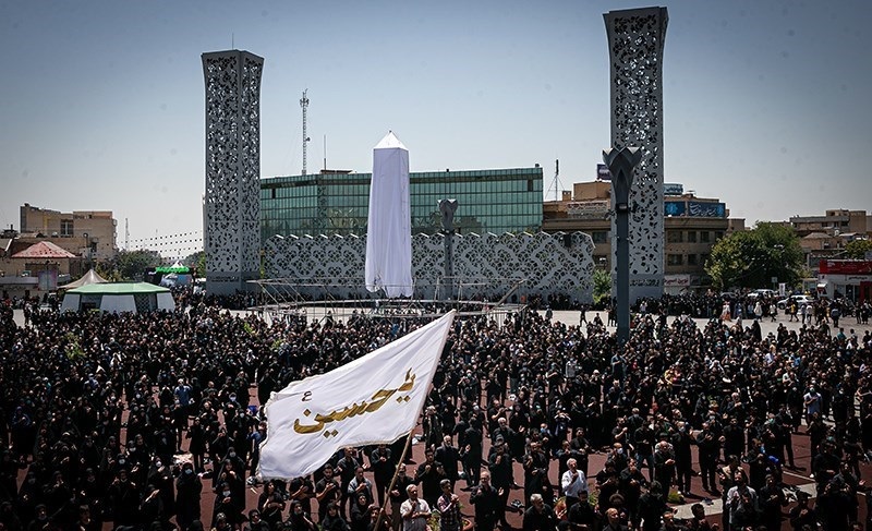 عزاداری ظهر عاشورا در میدان امام حسین(ع) 