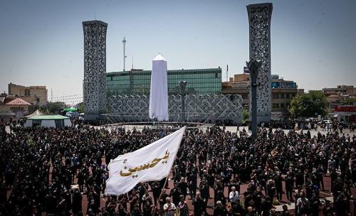 عزاداری ظهر عاشورا در میدان امام حسین(ع) 