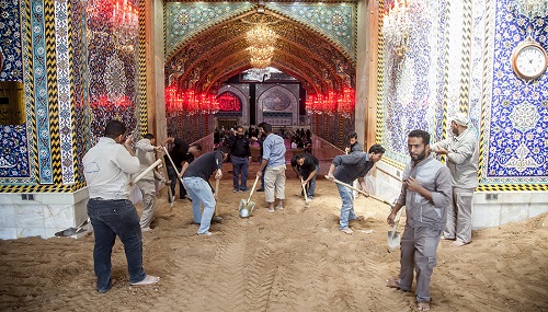 فیلم/ علت خاک ریختن داخل حرم امام حسین(ع) در ماه محرم