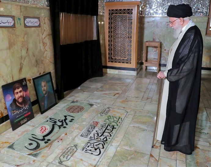 حضور رهبر انقلاب برمزار شهید امیرعبداللهیان 