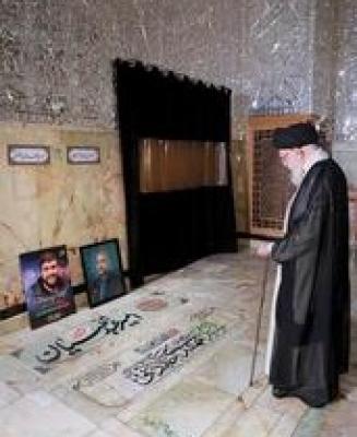 حضور رهبر انقلاب بر مزار شهیدان 