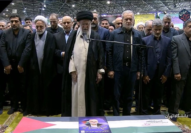 اقامه نماز رهبر انقلاب بر پیکر شهید اسماعیل هنیه + فیلم