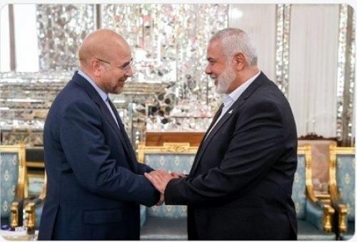 قابی ماندگار از درآغوش‌کشیدن برادری مجاهد