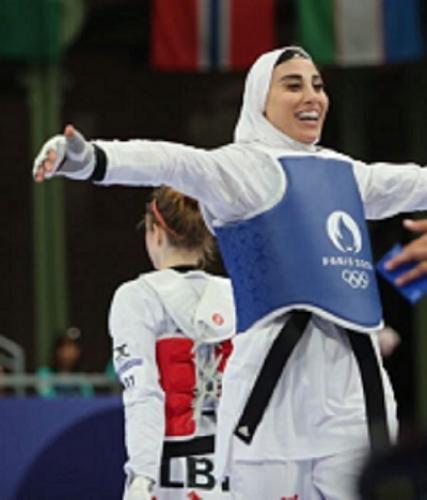 یک قاب زیبا از پیروزی دخترِ وطن بر دخترِ بی‌وطن