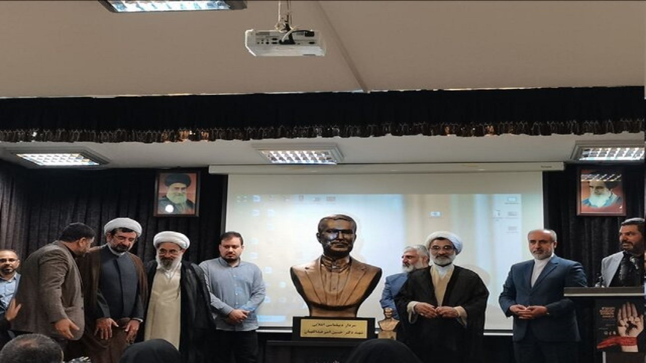 رونمایی از  تندیس شهید امیرعبداللهیان