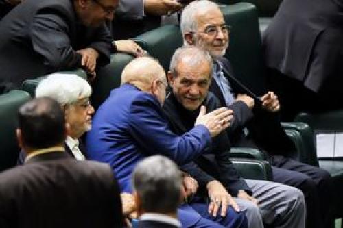 پزشکیان، انتساب نادرست به رهبر انقلاب را جبران کند