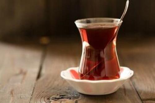  عوارض جدی خوردن چای کهنه دم