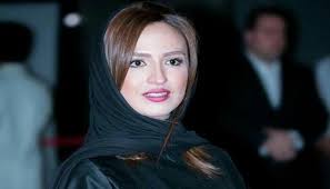 گلاره عباسی درحال کوهنوردی با دوستانش