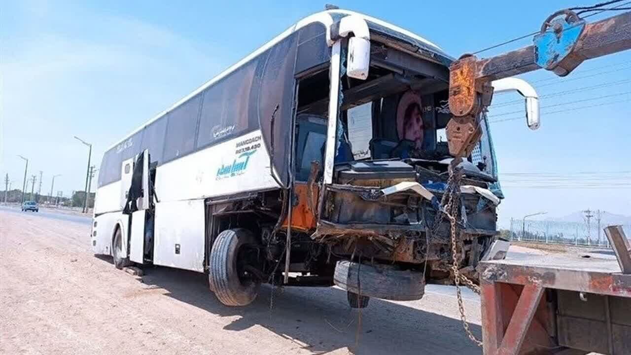 55 مصدوم درتصادف اتوبوس وکامیون