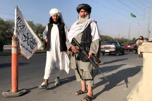  رقص جنجالی مامور امر به معروف طالبان با آهنگ ایرانی! 