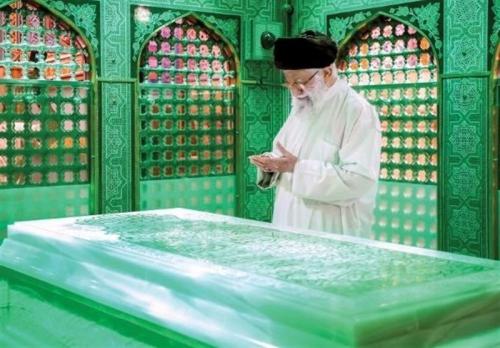 غبارروبی مضجع مطهر امام رضا(ع) با حضور رهبر 