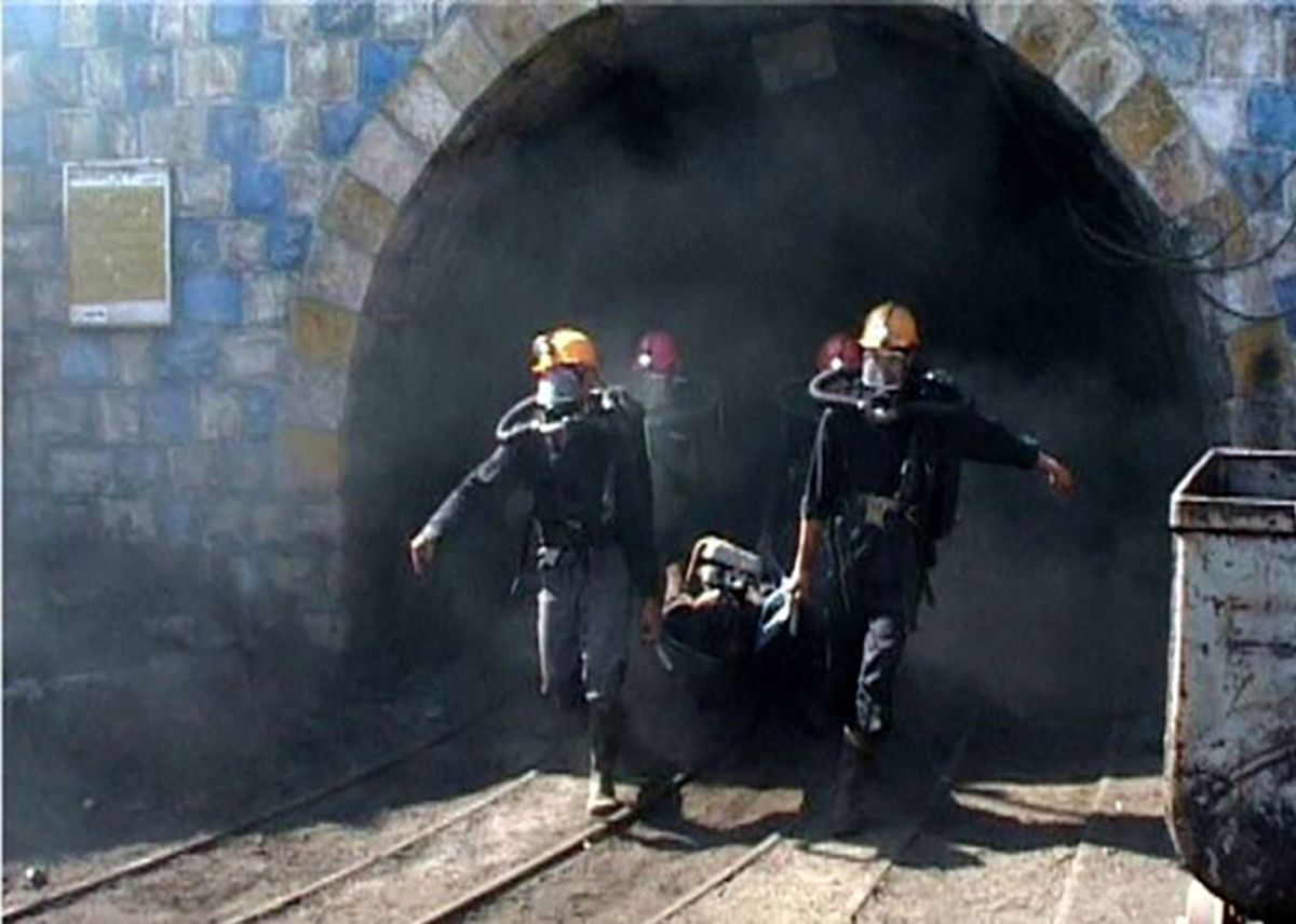 تصاویر تلخ از انتقال پیکر فوتی‌های معدن در طبس 