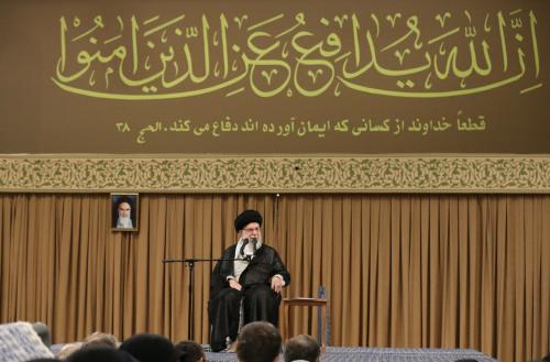  آیه نصب شده در محل سخنرانی رهبر انقلاب در دیدار پیشکسوتان و فعالان دفاع مقدس و مقاومت